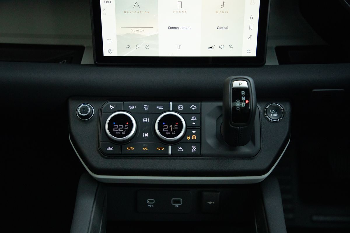 2023 Land Rover URBAN Defender 110 P400e 15.4kWh X-Dynamic SE