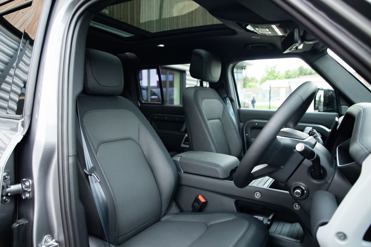 2023 Land Rover URBAN Defender 110 2.0 P400e 15.4kWh X-Dynamic HSE Auto 4WD