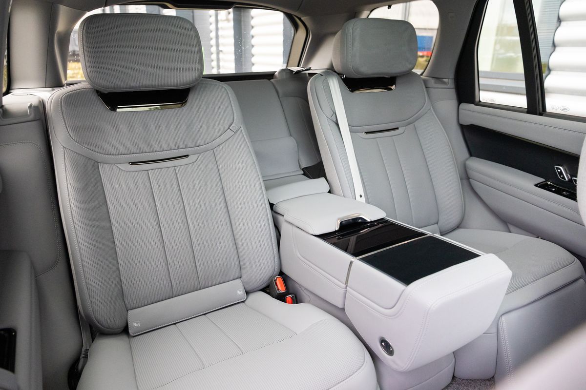 2025 Land Rover Range Rover P550e SV