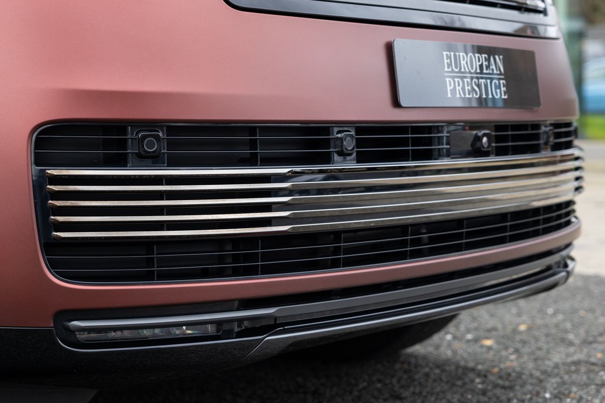 2025 Land Rover Range Rover P550e SV
