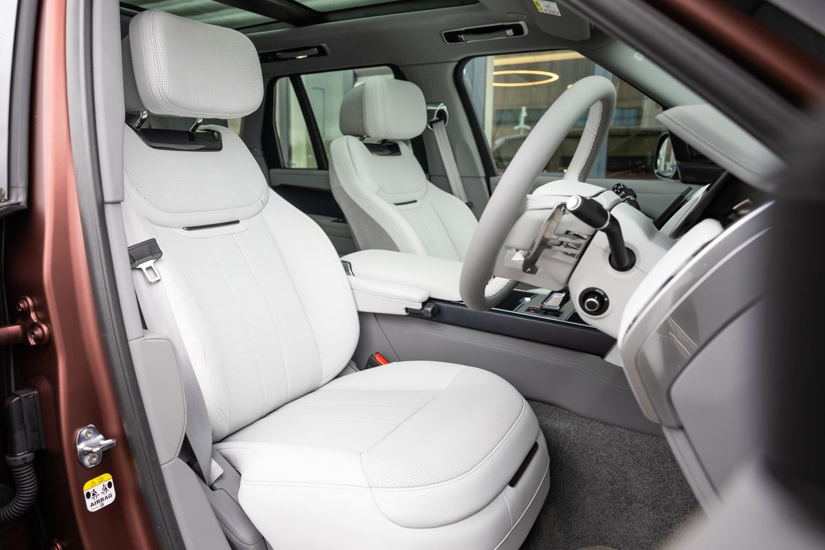 2025 Land Rover Range Rover P550e SV