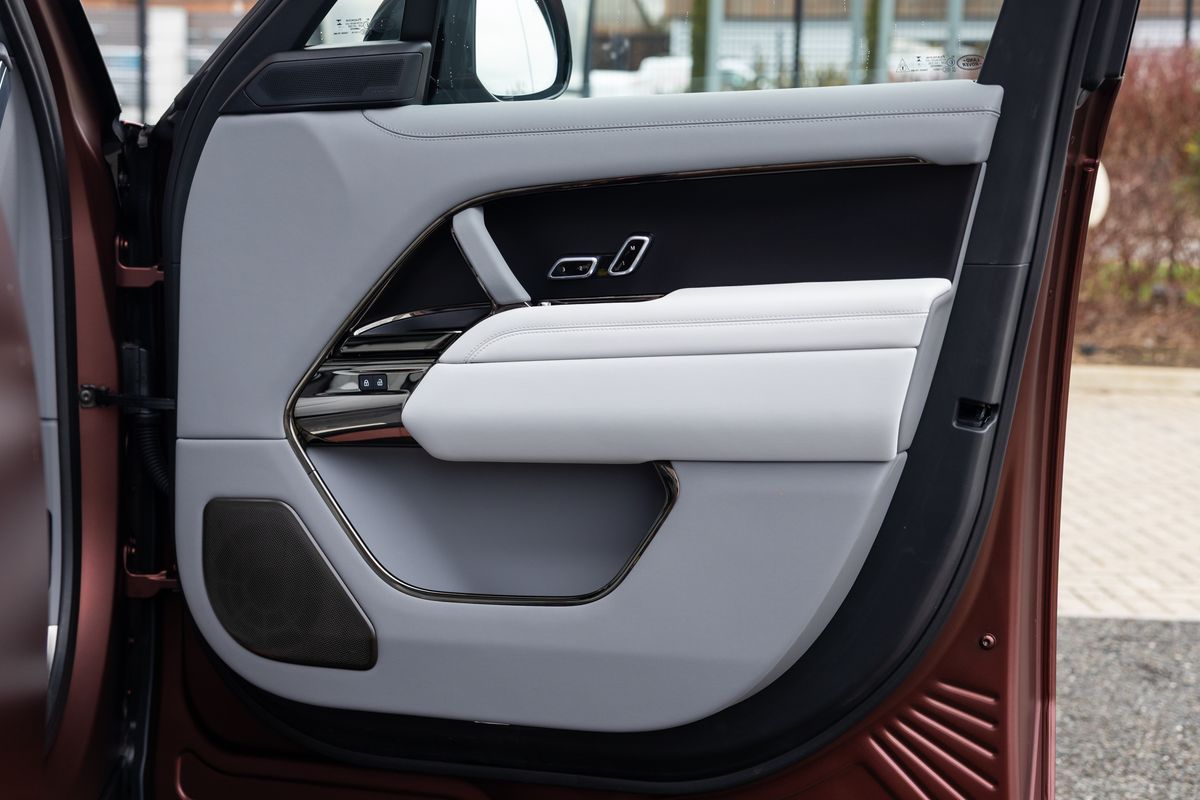 2025 Land Rover Range Rover P550e SV