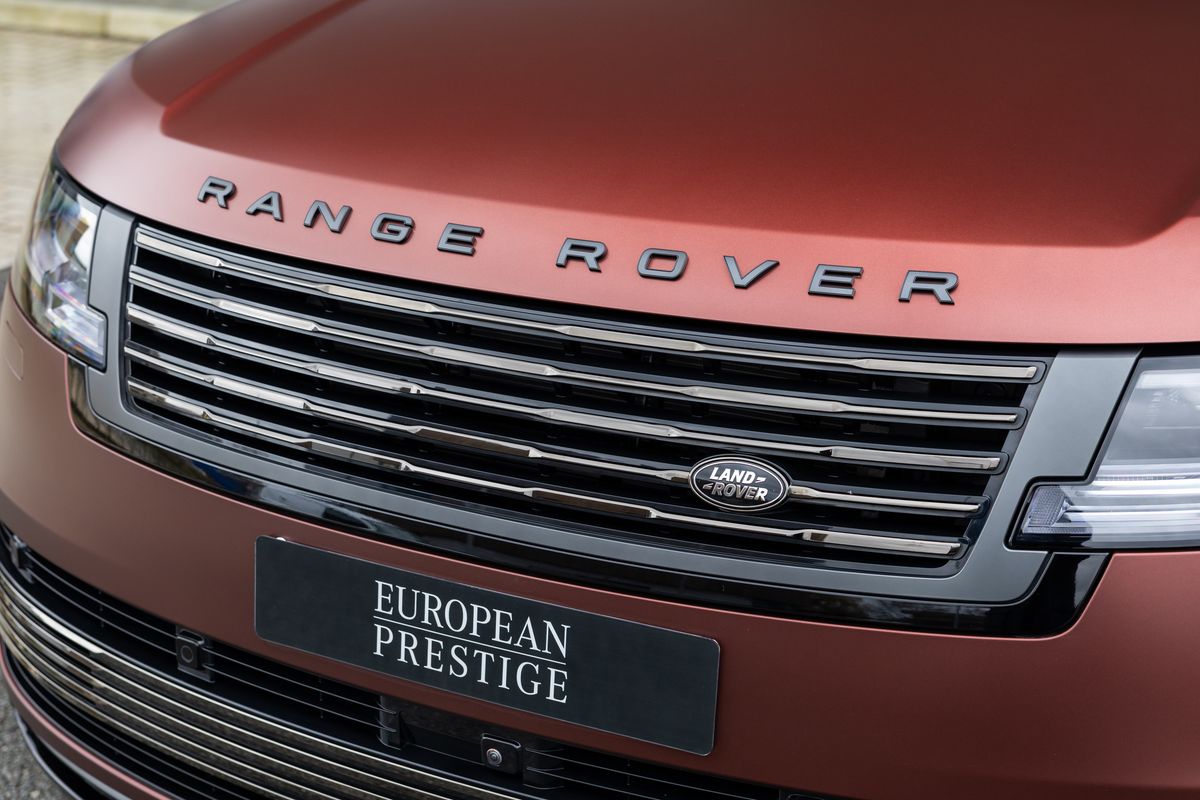 2025 Land Rover Range Rover P550e SV