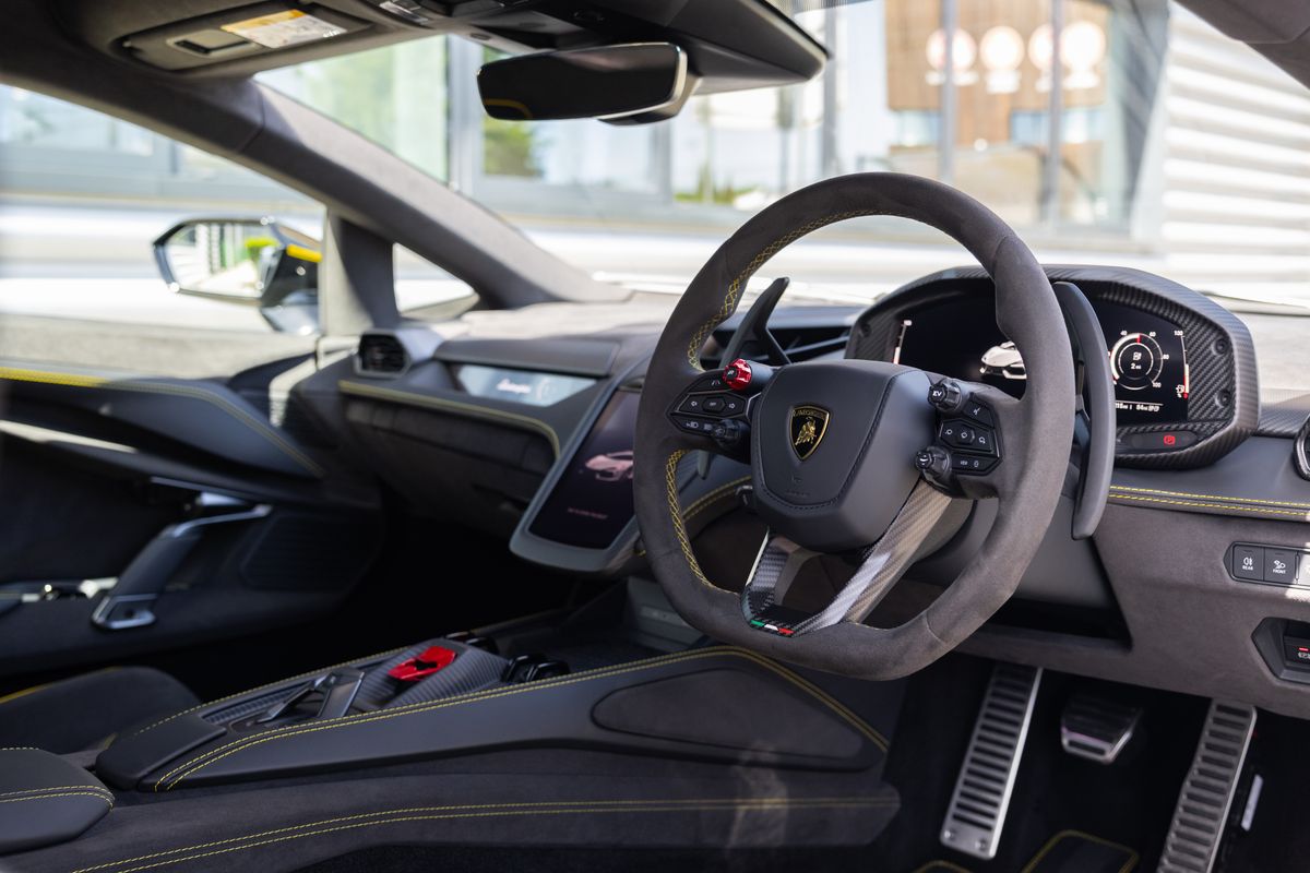 2025 Lamborghini Revuelto